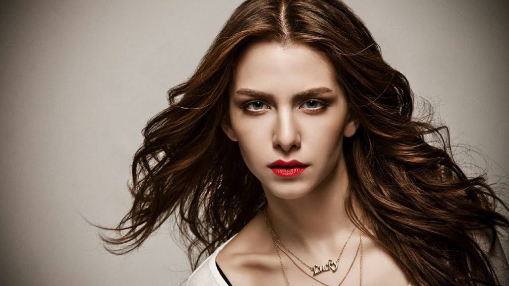 Ezgi Asaroglu vive Bahar, a protagonista de Minha Vida na Band (Reprodução: Band)
