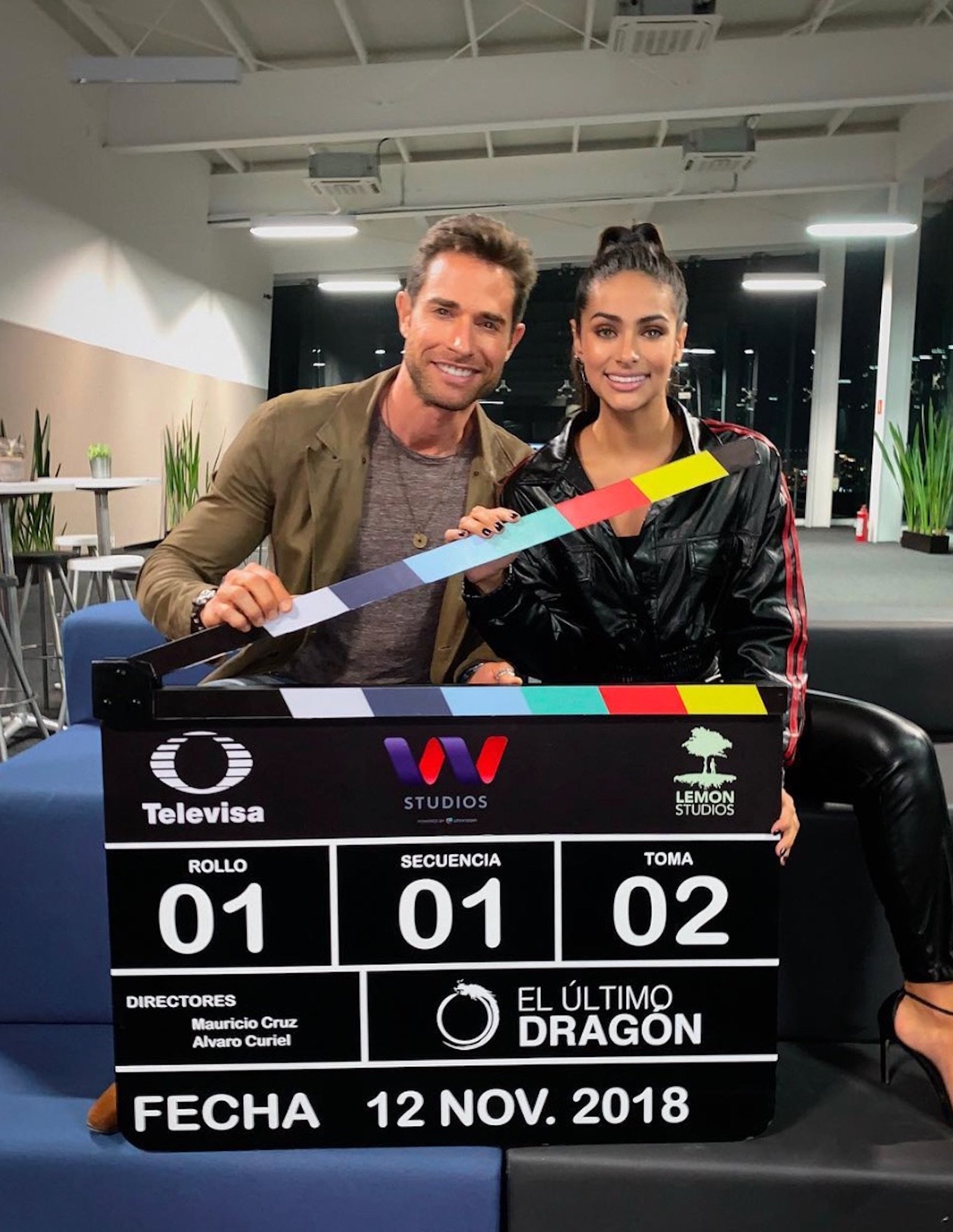 Sebastián Rulli e Renata Notni nos bastidores de El Dragon (Divulgação: Televisa S.A)