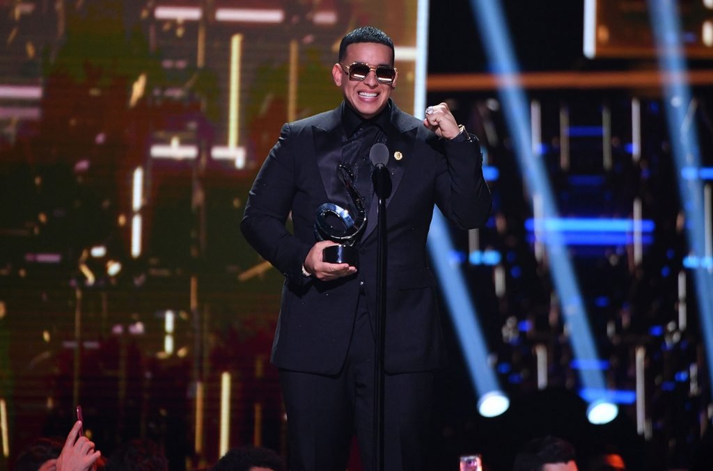 Daddy Yankee levou sete troféus no Prêmio Lo Nuestro (Reprodução: Univisión)