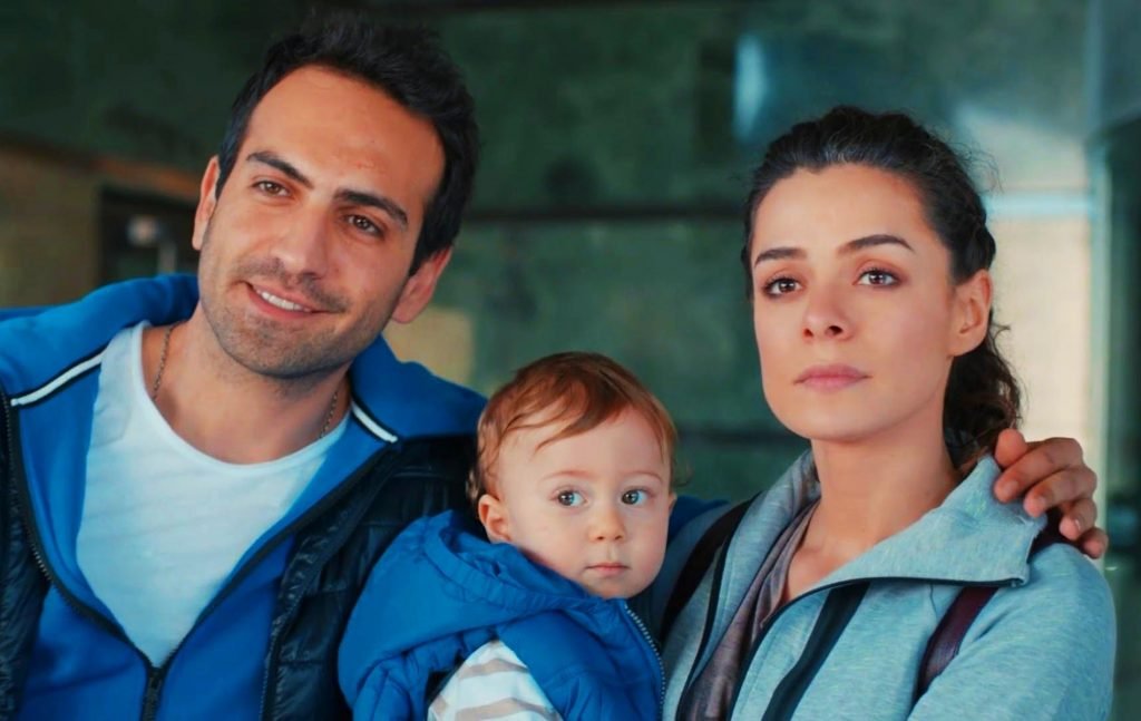 Özge Özpirinçci e Buğra Gülsoy, protagonistas de 'Novamente Apaixonados'. (Foto: Fox Turquia)