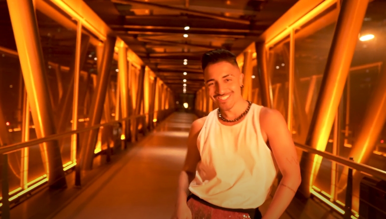 Douglas Nobre em Quero, seu novo single (Reprodução: YouTube)