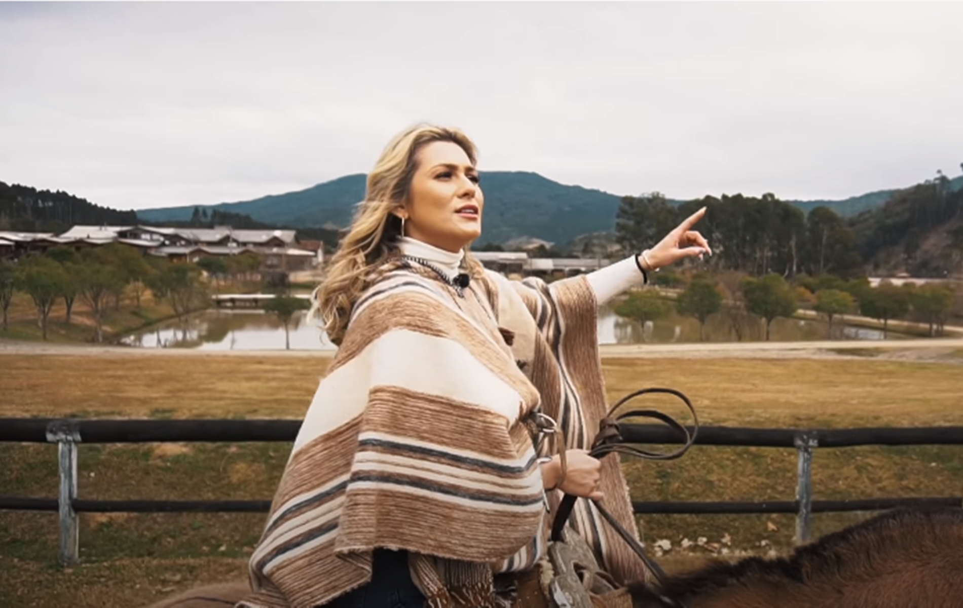 Lívia Andrade em série do YouTube (Reprodução: YouTube)