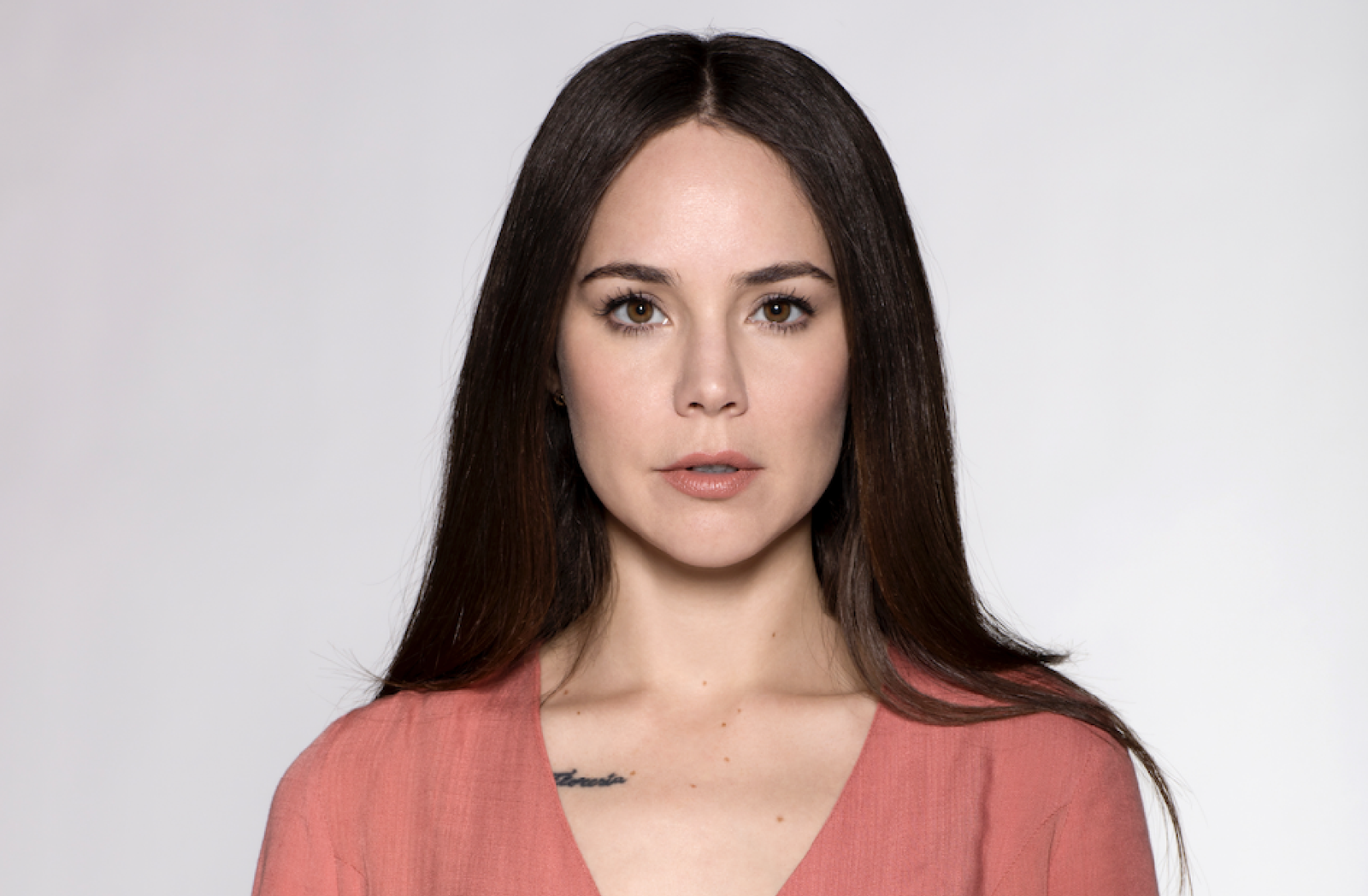 Camila Sodi como Isabel em Falsa Identidad (Divulgação / Telemundo)