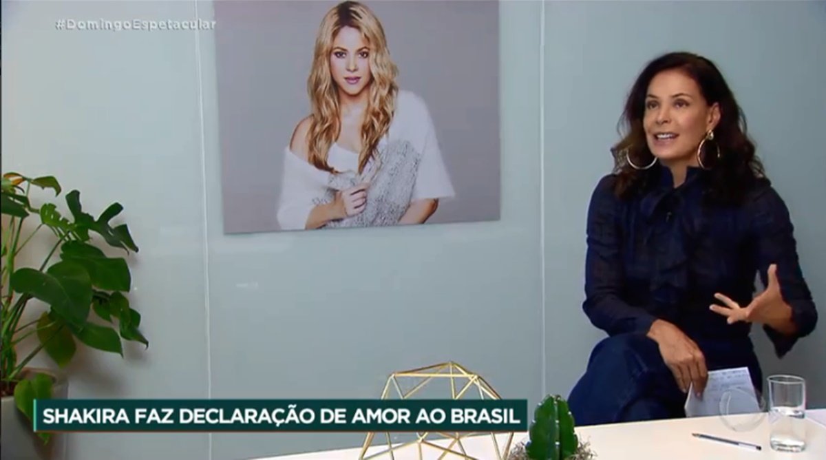 Carolina Ferraz em entrevista com Shakira (Reprodução: PlayPlus)