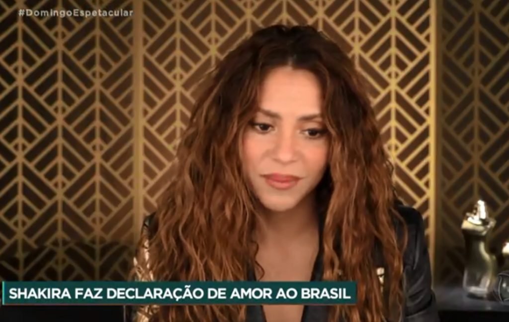 Shakira em entrevista a Carolina Ferraz no Domingo Espetacular (Reprodução: PlayPlus)