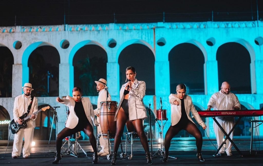 Anitta se apresenta no Grammy Latino direto dos Arcos da Lapa, no Rio de Janeiro (Reprodução: Univisión)