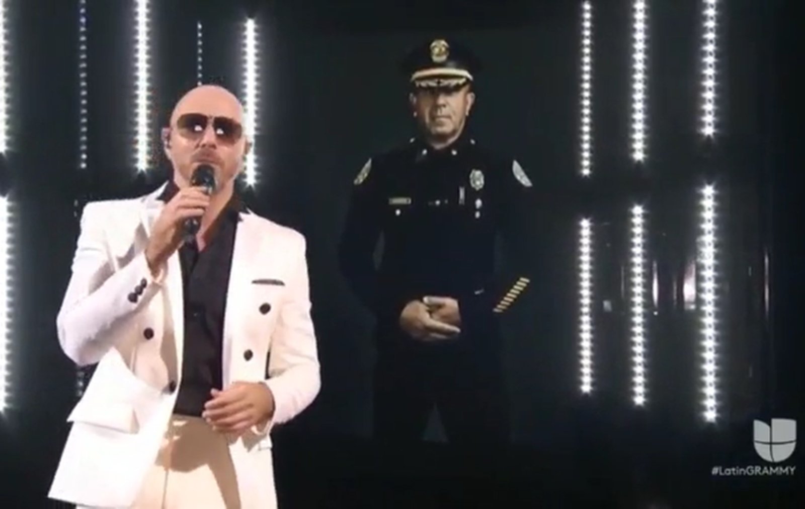 Pitbull se apresentou com uma banda inteiramente formada por profissionais de saúde no Grammy Latino (Reprodução: Univisión)