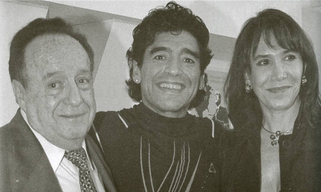 Roberto Gómez Bolaños, Diego Armando Maradona e Florinda Meza posam para foto nos bastidores do canal El Trece (Reprodução: El Trece)