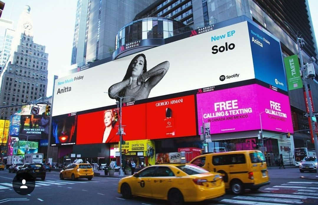 Anitta e J Balvin estampam outdoor na Time Square, em NY Foto: Reprodução/Instagram