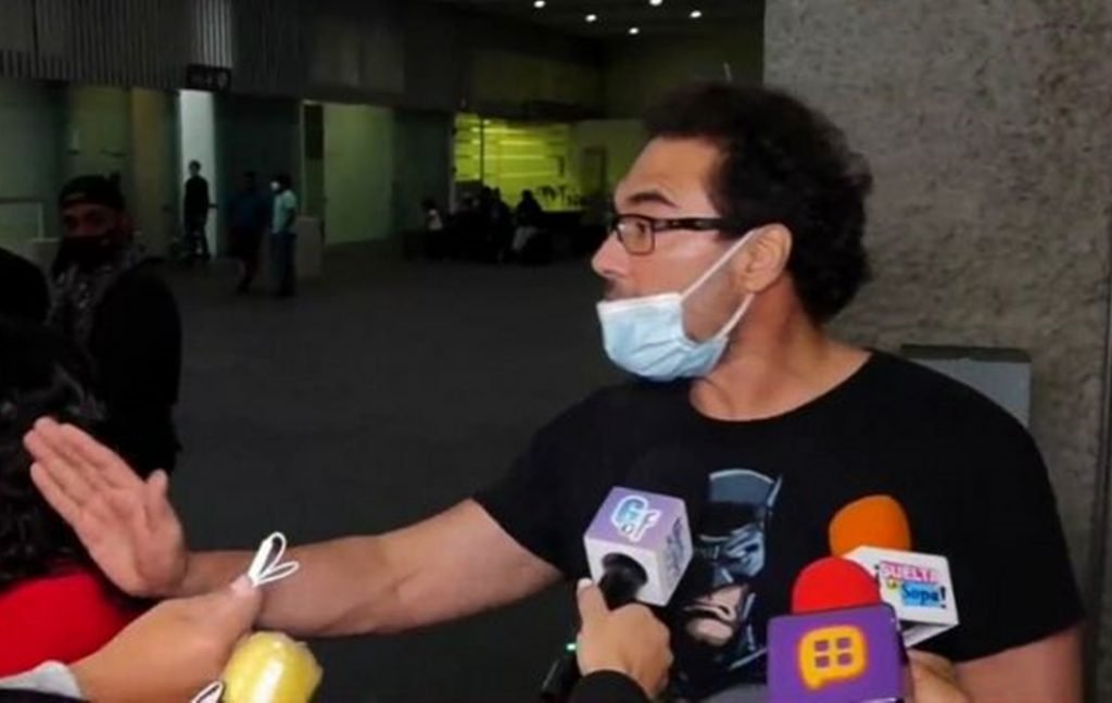 Eduardo Yáñez agride repórter da TV Azteca no aeroporto (Reprodução: TV Azteca)