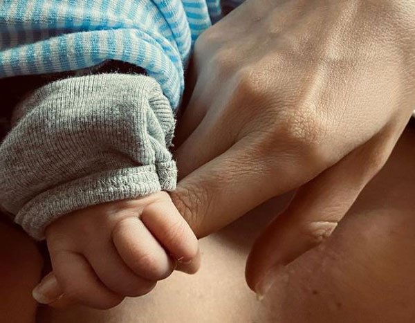 Fernanda Castillo e a mão de Liam, seu filho recém-nascido (Reprodução: Instagram)