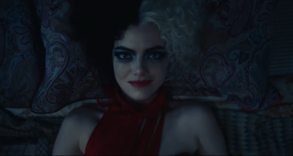 Emma Stone como Cruella no filme homônimo (Reprodução / YouTube)