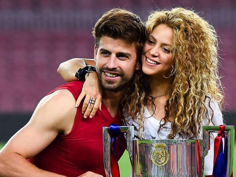 O zagueiro do FC Barcelona, Gerard Pique (R) e sua esposa, a cantora colombiana Shakira (Crédito da foto deve ler JOSEP LAGO / AFP / Getty Images)