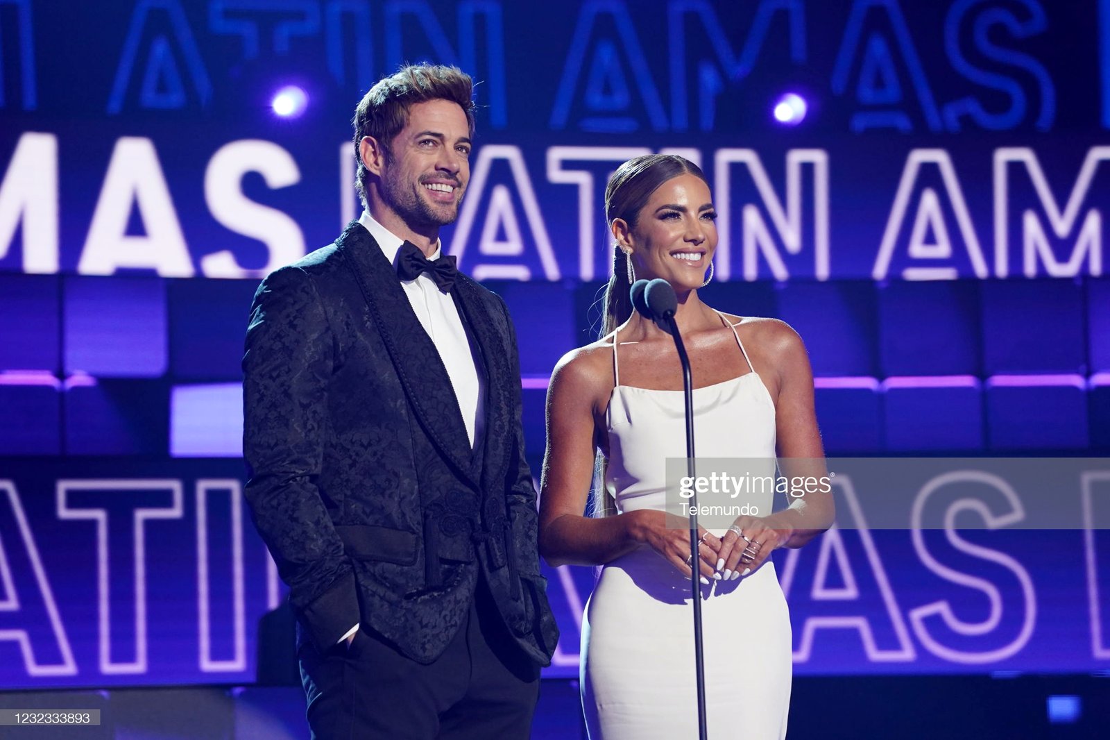 William Levy rouba a cena como apresentadora do Latin AMAs