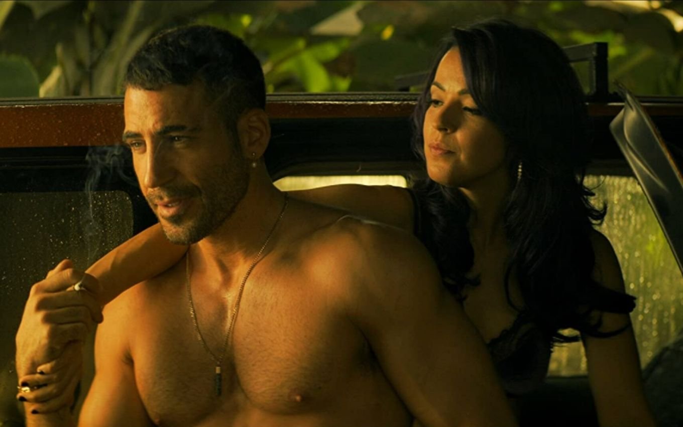 Miguel Ángel Silvestre e Verónica Sánchez em cena de Sky Rojo (Reprodução: Netflix)